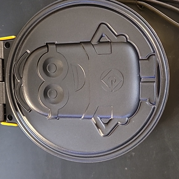 Minion Waffle Maker - Picture 2 of 8